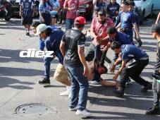 Momentos de angustia se viven entre los aficionados, afectados en una balacera. Foto Carlos Castellanos-DIEZ.