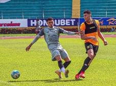 Erick 'Yio' Puerto ejerciendo marca sobre Juan Manuel Capelutto, de los nuevos fichajes del Real España.