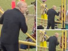 Momentos donde el expresidente de Real España, Fuad Abufele bajó hasta la valla que divide las gradas de la cancha y le dijo de todo a Jeaustin Campos que en ese momento estaba siendo vapuleado por LAFC. Imagen captura de video.