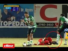 ¡Qué vergüenza! Bryan Barrios y su patada desleal en el rostro a Diego Reyes en el Juticalpa - Real Sociedad