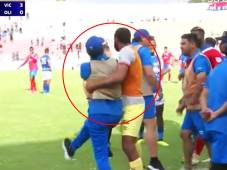 ¡Lo tuvieron que detener! Troglio se descontrola, se palabrea con el cuarto árbitro y se va expulsado