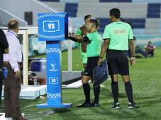 El árbitro Armando Castro revisando el FVS en una jugada polémica durante el partido entre Victoria y Motagua que se celebró este jueves en La Ceiba. Foto: Esaú Ocampo