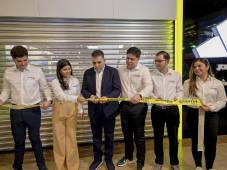 Ejecutivos de Sportia junto a su equipo, en la apertura de la primera tienda ubicada en Cascadas Mall.