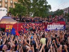 El plantel del Barcelona recorre las calles de la ciudad en el festejo del club. Foto EFE.