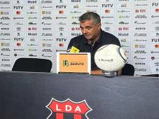 Puntarenas perdió ante Alajuelense y Diego Vázquez se quejó del arbitraje: Le pidieron comparar el de Costa Rica y Honduras y no dudó en responder