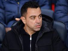 Xavi le pide a la directiva un fichaje antes del cierre del mercado invernal, pero el tema salarial lo complica.