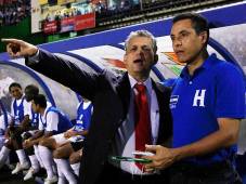 Reinaldo Rueda junto a su asistente técnico, Alexis Mendoza. La fórmula que llevó a Honduras a otro Mundial 28 años después.