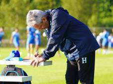 El entrenador de la Seleción de Honduras, Reinaldo Rueda, anotando su alineación previo al primer entreno antes de enfrentar a Canadá por la Copa Oro. Foto cortesía FFH