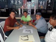 Mauro Reyes firmando su nuevo contrato con Real Juventud.