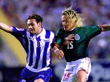 José Luis ‘Flaco’ Pineda ejerciendo marca sobre el mexicano Luis Hernández en duelo disputado en el Olímpico en el 2001.