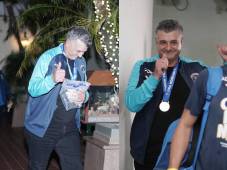 Muy feliz con su medalla de campeón se fue Diego Vázquez a su casa. Fotos Mauricio Ayala, David Romero y Estalin Irías.