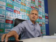 El entrenador de la Selección de Honduras, Reinaldo Rueda, lanzó fuertes críticas y advirtió sobre el impacto que generará no tener canchas donde entrenar. Fotos Marvin Salgado