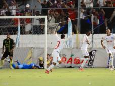 El lamento del portero Luis Buba López sabiendo del error que cometió y que terminó en gol del Olimpia. Foto Yoseph Amaya