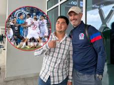 El entrenador del Olimpia, Eduardo Espinel, atendiendo a los aficionados al regreso de Estados Unidos tras disputar el clásico ante Motagua. Fotos: Neptalí Romero