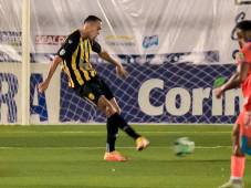 ¡Otra vez Devron García! El central le quitó tres puntos a su Real España para entregarle dos a la UPN de Héctor Castellón