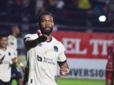 Jorge Benguché celebrando su cuarto gol en el torneo con Olimpia. FOTO: Cortesía José Luis Barralaga.