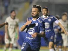 Rodrigo Droopy Gómez celebra el primer gol del encuentro frente a Alajuelense. Foto David Romero.