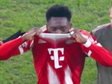 Alphonso Davies llorando al salir del partido por la lesión contra Atalanta. Foto captura de video.