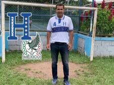 El exjugador de la Selección de Honduras, posa con orgullo con la misma camiseta que usó en aquel día de 1996.