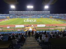 Como pocas veces se ha visto en el fútbol hondureño, un Olimpia vs Motagua con estadio casi sin público. FOTOS: Mauricio Ayala.