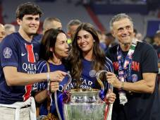 El técnico del PSG le entregó al club de Paris su primera Orejona de la Champions League.