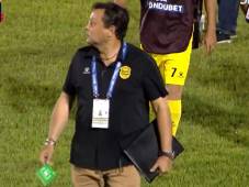 El entrenador del Real España, Jeaustin Campos, se molestó luego de que no le revisaron el FVS y en protesta lanzó las tarjetas frente a los árbitros. Captura TVC