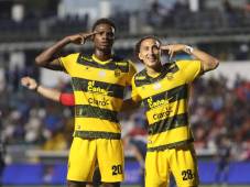 Los goleadores en la segunda parte, Daniel Carter Bodden y Carlos Mejía. Fotos Marvin Salgado y Alex Pérez.