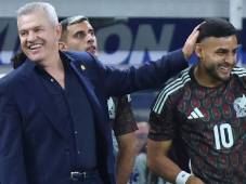 Javier Aguirre técnico de México junto a Alexi Vega
