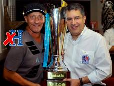 Pedro Troglio junto a Rafael Villeda, presidente del Olimpia y miembro de la Comisión de Selecciones de Fenafuth.