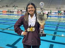 La nadadora hondureña Michell Ramírez cierra invicta en liga universitaria de Puerto Rico