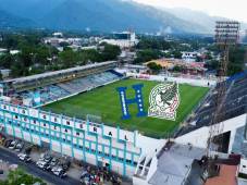 El estadio Morazán de San Pedro Sula está en impecables condiciones con respecto a su nuevo césped híbrido, pero la ilumunación para juegos nocturnos en un problema. Foto Neptalí Romero.