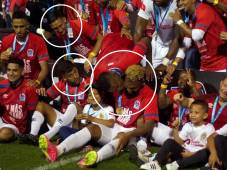 Beckeles besa a Jorge Benguché en la celebración de título del Olimpia. FOTO: Cortesía Faco Sports.