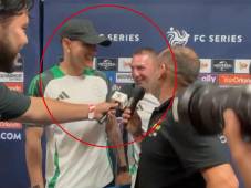 Luis Palma es sorprendido por Brendan Rodgers en zona mixta y lo que dijo de los aficionados que se metieron al campo a buscarlo