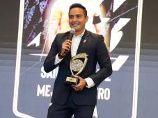 Said Martínez volvió a ganar el premio al mejor árbitro del año en los Premios DIEZ. (FOTOS: Mauricio Ayala y Estalin Irías / DIEZ.HN)