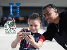 Un pequeño aficionado le solicitó una foto del recuerdo al Bambino Rivas a su llegada al aeropuerto Ramón Villeda Morales. Fotos Mauricio Ayala.