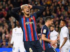 Ronald Araujo acabó con molestias el clásico y sufre una lesión muscular en su pierna izquierda.