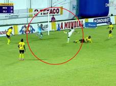 Providencial Buba López en un ataque del Olimpia donde sacó sus reflejos: la espectacular jugada