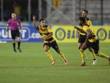 ¡Para el Púskas! Cristian Cálix se saca tremendo bazucazo y tumba el marco de Menjívar y del Olimpia