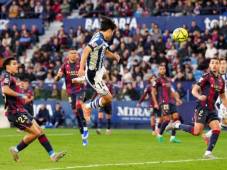 Momento donde Kubo anota al final de la primera parte en favor de Real Sociedad, Kervin Arriaga observa a lo lejos. Foto cortesía @russian_yi.