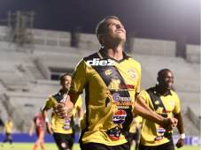 Génesis y Real España se enfrentan en el Estadio Nacional Chelato Uclés de Tegucigalpa. FOTO: Marvin Salgado | Aníbal Vásquez.