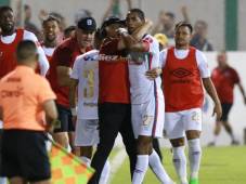 Bengtson pide a la afición del Olimpia respeto para Pedro Troglio y explica el porqué su celebración con él