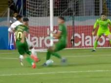 Momento de la acción donde cae Michaell Chirinos tras la llegada del panameño Javier Rivera.