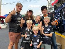 Al estadio Nacional Chelato Uclés llega una familia estadounidense para apoyar al Motagua. Fotos David Romero.