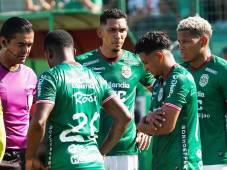 Alexy Vega pasó a ser el villano al fallar el lanzamiento penal. Fotos Mauricio Ayala y Neptalí Romero.