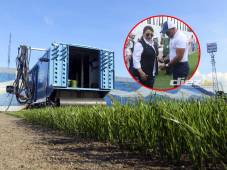 Xiomara Castro, presidenta de Honduras, se apersonó al estadio Morazán para ver los avances en la instalación de la grama. FOTOS: Neptalí Romero.