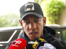 El atacante hondureño en su llegada al hotel de concentración de la Selección de Honduras. FOTO: MAURICIO AYALA.