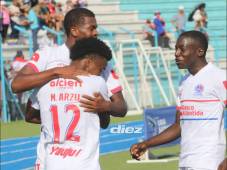 David Flores celebrando el primer gol de Olimpia ante Génesis en La Paz. FOTO: Alex Pérez)