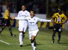 Danilo Turcios celebra un gol del Olimpia contra el Real España en el año 2009. FOTO ARCHIVO DIEZ.HN