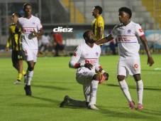 Olimpia tuvo su segundo gol en los pies de Yustin Arboleda. Fotos Marvin Salgado y Emilio Flores.