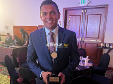 Amado Guevara, galardonado Mejor Futbolista Centroamericano de la edición 48 de la “Cena de los Campeones” de Guatemala